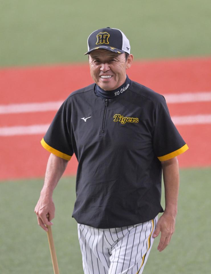 　練習中に笑顔を見せる岡田監督（撮影・立川洋一郎）