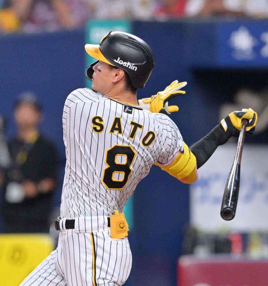 　４回、右翼スタンドへソロを放つ佐藤輝（撮影・立川洋一郎）