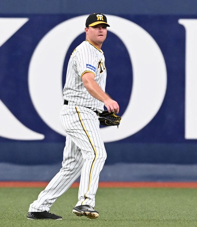 　４回、素早い返球で二塁を狙うカリステを刺すノイジー（撮影・飯室逸平）