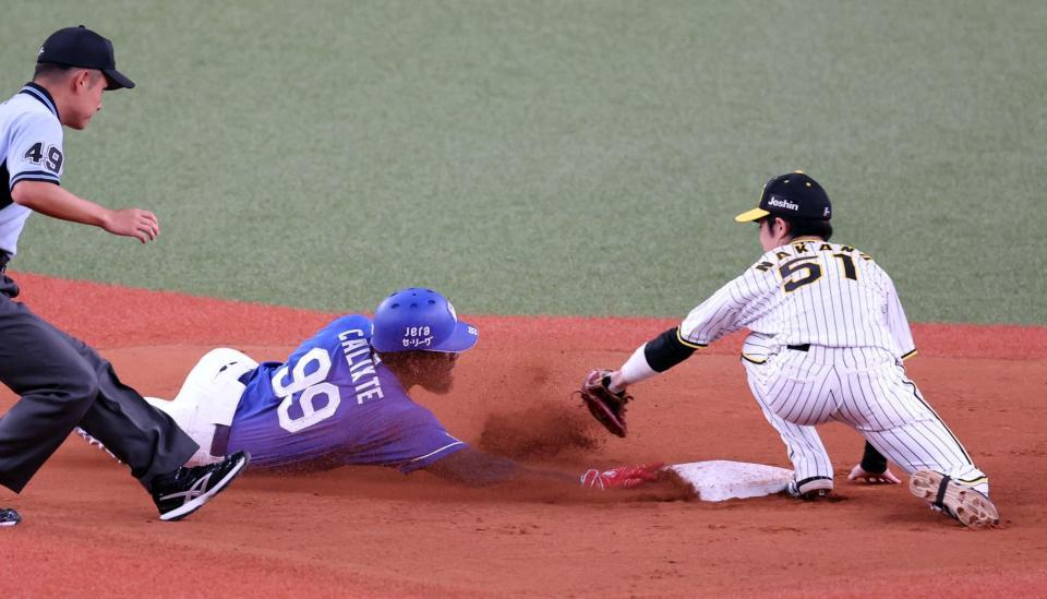 　４回、カリステは二塁を狙うもタッチアウトになる（野手・中野）＝撮影・山口登