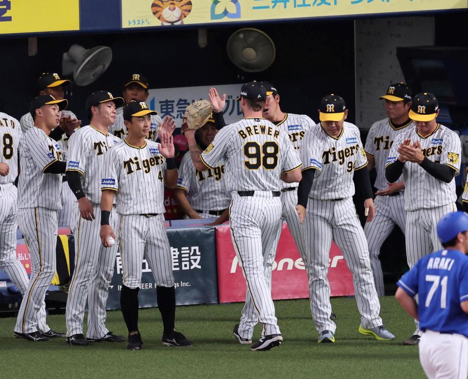 　６回、ブルワーは三者凡退に抑え阪神ナインに出迎えを受ける（撮影・山口登）