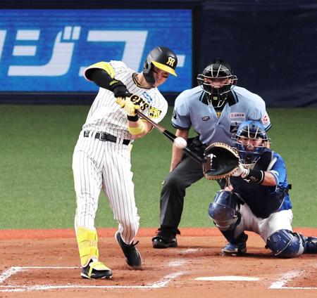 　４回、右越えにソロを放つ佐藤輝（捕手・木下）