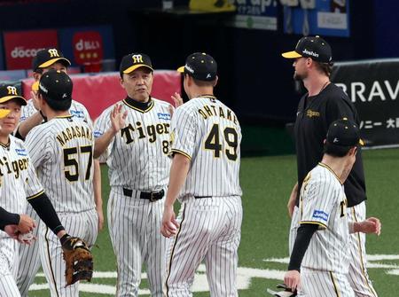 　中日に勝利し岡田監督は大竹とタッチする（撮影・山口登）