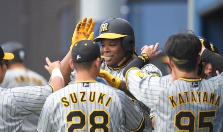 　２回、逆転となる満塁本塁打を放ち、ナインに迎えられるミエセス（中央）＝撮影・北村雅宏