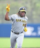 　２回、逆転となる満塁本塁打を放ち、ピースサインを見せるミエセス（撮影・北村雅宏）