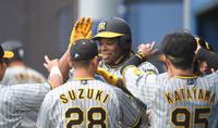 　２回、逆転となる満塁本塁打を放ち、ナインに迎えられるミエセス（中央）＝撮影・北村雅宏