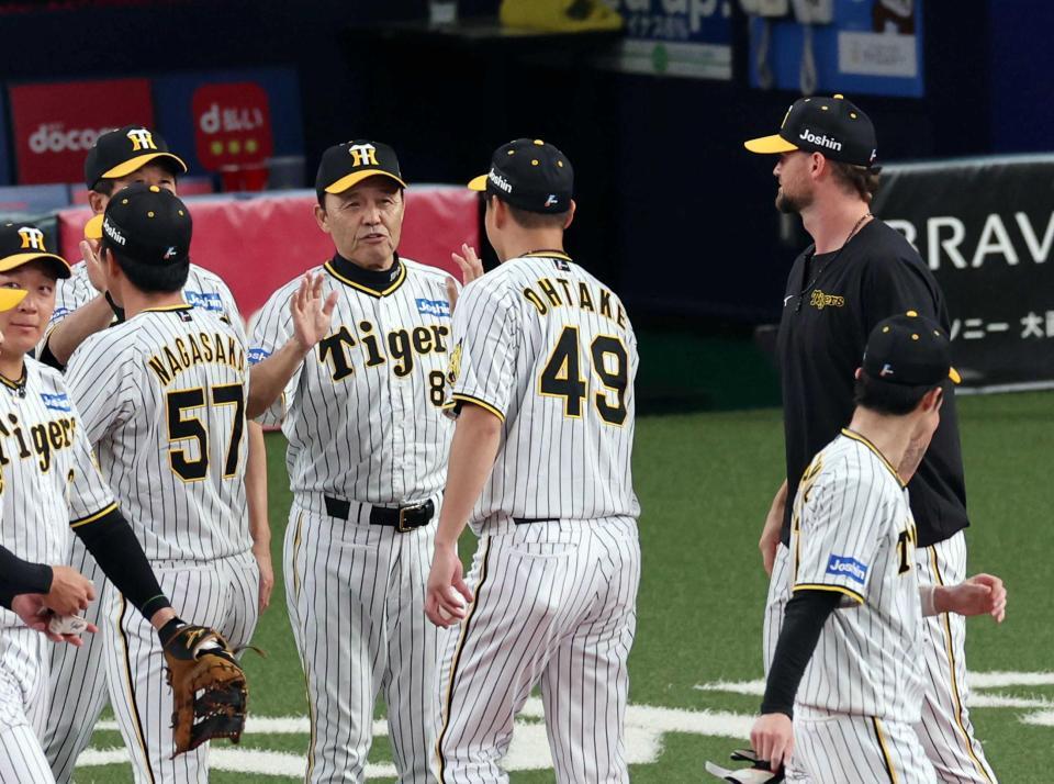 　中日に勝利し岡田監督は大竹とタッチする（撮影・山口登）