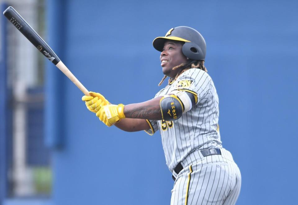 　２回、逆転となる満塁本塁打を放つミエセス（撮影・北村雅宏）