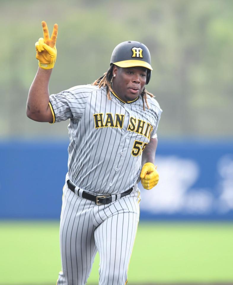 　２回、逆転となる満塁本塁打を放ち、ピースサインを見せるミエセス（撮影・北村雅宏）