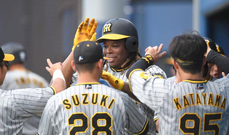 　２回、逆転となる満塁本塁打を放ち、ナインに迎えられるミエセス（中央）＝撮影・北村雅宏