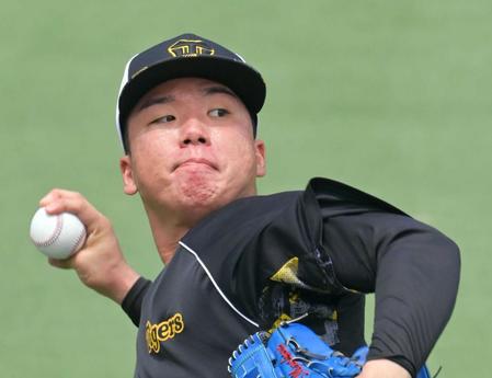 　巨人戦へ向けキャッチボールで調整する村上