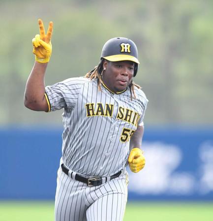 　２回、逆転満塁本塁打を放ち、ピースサインを見せるミエセス（撮影・北村雅宏）