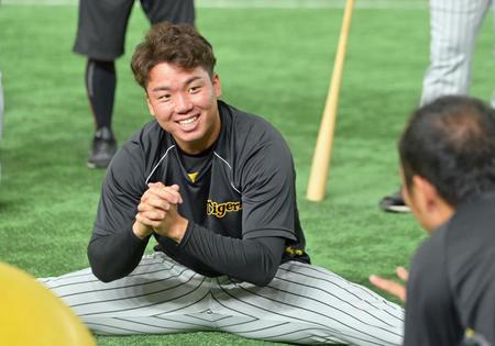 　練習前に談笑する村上（撮影・立川洋一郎）