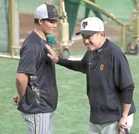 　試合前、原監督（右）から激励される森下（撮影・吉澤敬太）