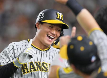 　３回、先制２ランを放ちナインの出迎えに笑顔を見せる森下（撮影・立川洋一郎）