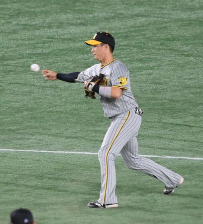 　３回、長野の遊ゴロで三塁へ送球する木浪（撮影・伊藤笙子）