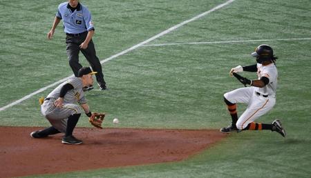 　３回、長野の遊ゴロで遊撃手の木浪が三塁へ送球するも、三塁手の佐藤輝（左）が取れずにエラーとなる（右は二塁走者のブリンソン）＝撮影・伊藤笙子