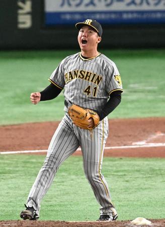 　６回、代打・中田翔を三振にしとめ雄たけびをあげる村上（撮影・金田祐二）