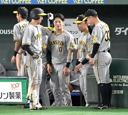 　８回、右越えソロを放ち糸原に迎えられる近本（撮影・金田祐二）