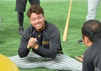 　練習前に談笑する村上（撮影・立川洋一郎）