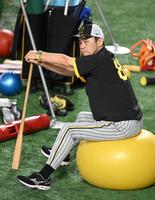 　バランスボールの上でリラックスの岡田監督（撮影・金田祐二）