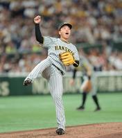 　２回、大城卓を三振に仕留め三者連続三振とし、ほえる村上（撮影・吉澤敬太）