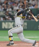 　３回、左翼スタンドへ先制２ランを放つ森下（撮影・立川洋一郎）