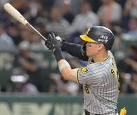 　４回、右翼線へ三塁打を放つ佐藤輝（撮影・立川洋一郎）