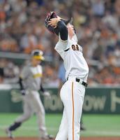 　４回、坂本に適時打を打たれて天を仰ぐ戸郷（撮影・立川洋一郎）