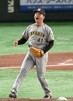 　６回、代打・中田翔を三振にしとめ雄たけびをあげる村上（撮影・金田祐二）