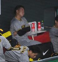 　３回味方の失策から失点し、ベンチで悔しさをにじませる村上（奥）＝撮影・伊藤笙子