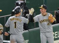 　５回、佐藤輝の適時二塁打で生還した森下（左）を迎える村上（撮影・伊藤笙子）