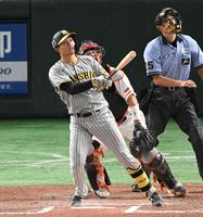 　６回、左犠飛を放つ森下（撮影・金田祐二）