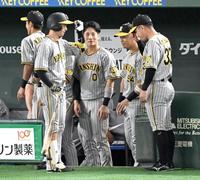 　８回、右越えソロを放ち糸原に迎えられる近本（撮影・金田祐二）