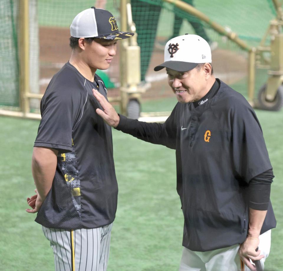 　試合前、原監督（右）から激励される森下（撮影・吉澤敬太）