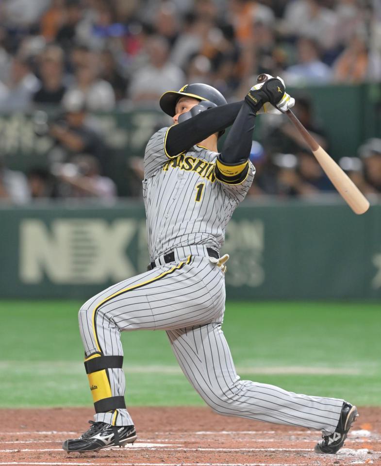 　３回、左翼スタンドへ先制２ランを放つ森下（撮影・立川洋一郎）