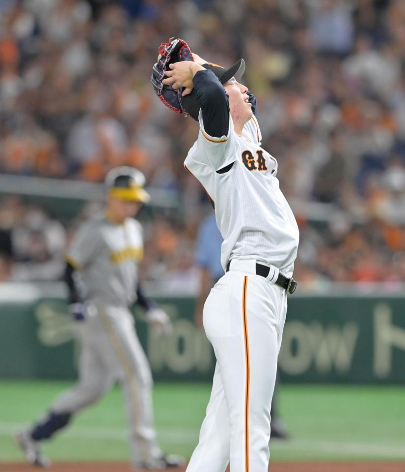 　４回、坂本に適時打を打たれて天を仰ぐ戸郷（撮影・立川洋一郎）