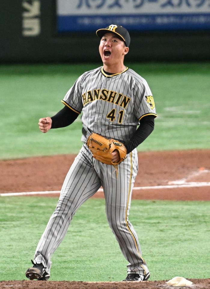 　６回、代打・中田翔を三振にしとめ雄たけびをあげる村上（撮影・金田祐二）