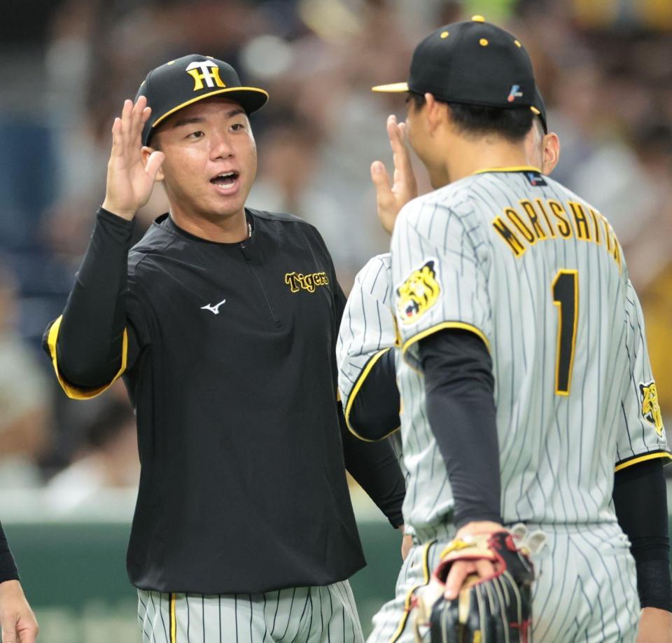 　森下（右）と勝利のタッチを交わす村上（撮影・吉澤敬太）