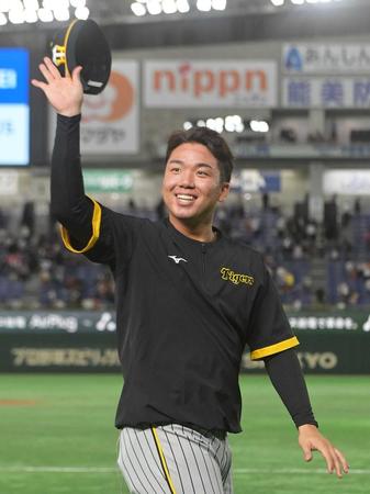 　ヒーローインタビューを終え、ファンに手を振る（撮影・立川洋一郎）