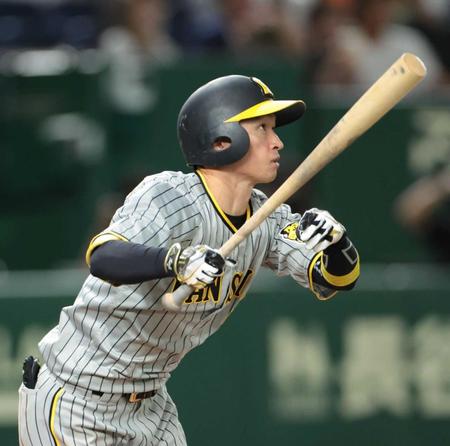 　８回、右越えにソロを放つ近本（撮影・吉澤敬太）