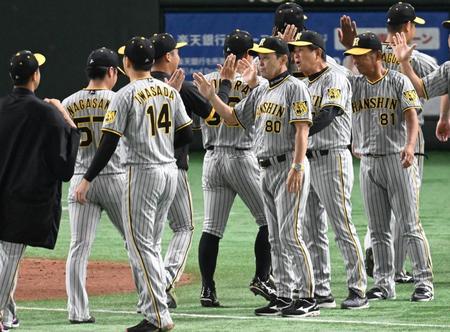 　ナインを迎える岡田監督（撮影・金田祐二）