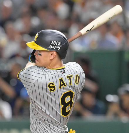 　５回、右中間へ２点適時二塁打を放つ佐藤輝（撮影・立川洋一郎）