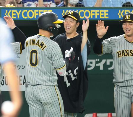 　７回、満塁弾を放った木浪（左）を笑顔で迎える青柳（撮影・吉澤敬太）