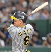 　５回、右中間へ２点適時二塁打を放つ佐藤輝（撮影・立川洋一郎）