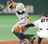 　５回、２点適時二塁打を放ち送球間に三進する佐藤輝（撮影・立川洋一郎）