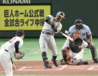 　２回、中越えに先制ソロを放つ佐藤輝（撮影・金田祐二）