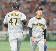 　６回、丸を迎えたところで桐敷（左）と交代する青柳（撮影・立川洋一郎）