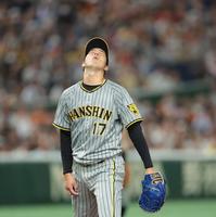 　４回、丸に２ランを浴び、顔をしかめる青柳（撮影・吉澤敬太）