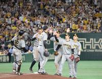 　巨人に連勝し、タッチを交わし喜ぶ（右から）木浪、中野ら阪神ナイン（撮影・吉澤敬太）